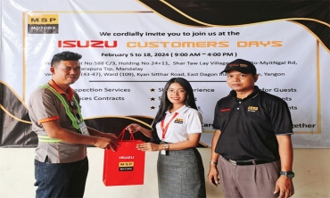 ISUZU CUSTOMERS DAYS လေးတွင် လာရောက်အားပေးခဲ့ကြသော Customerများကို အမှတ်တရလက်ဆောင်များ ပေးအပ်ခြင်း